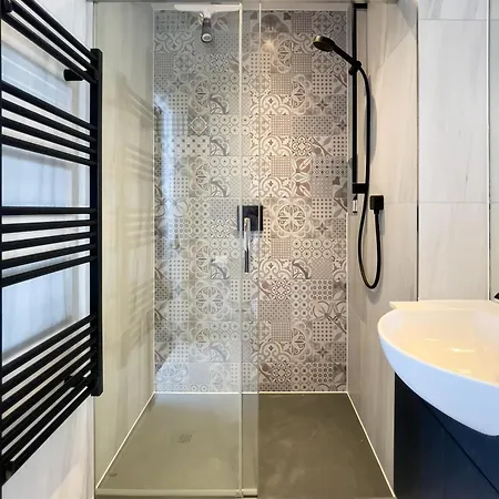 Luxe Penthouse Retreat: With Free Parking! Apartment
