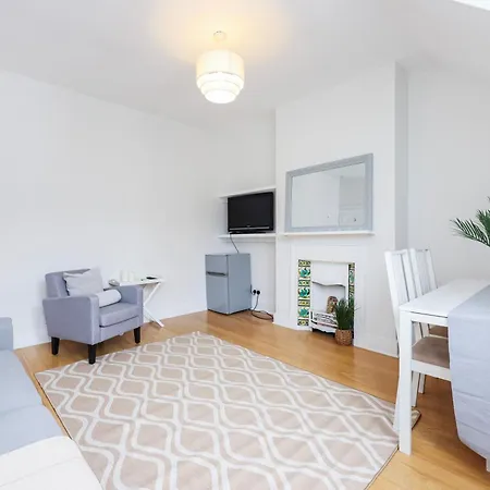 Stylish In Putney Apartment