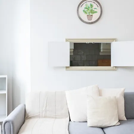 Stylish In Putney Apartment
