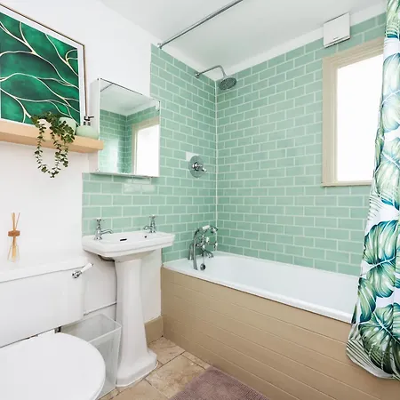 Stylish In Putney Apartment London