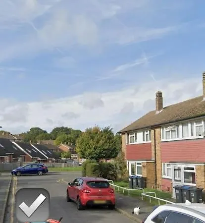 Spacious With Free Parking Holiday home *
