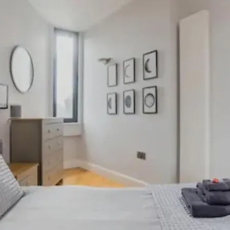 Spacious With Free Parking Holiday home *