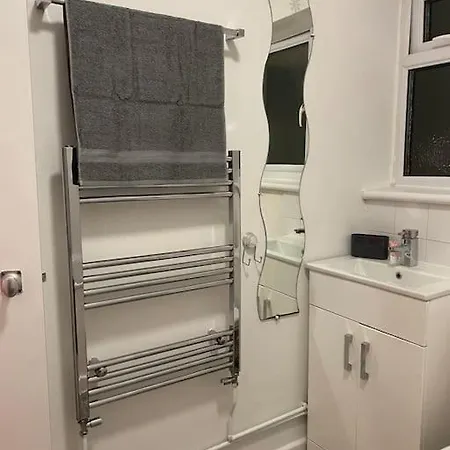 Entire Flat With A Big Living-room, Bedroom, Kitchen, And Bathroom * London