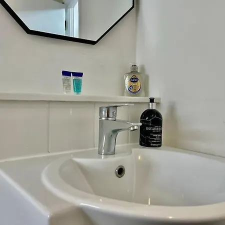 Stylish Cosy 2 Bed With Free Parking * Ilford