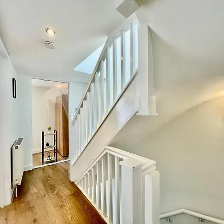 Stylish Cosy 2 Bed With Free Parking Holiday home