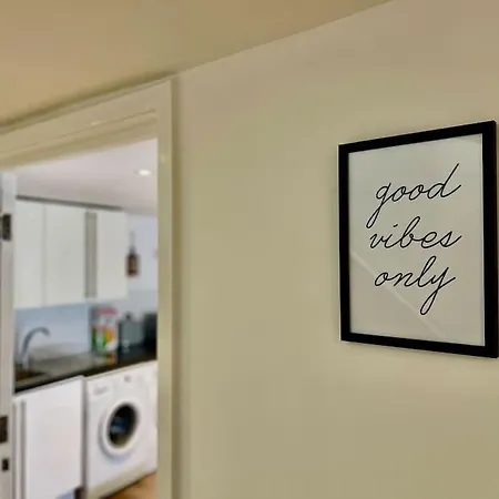Holiday home Stylish Cosy 2 Bed With Free Parking *