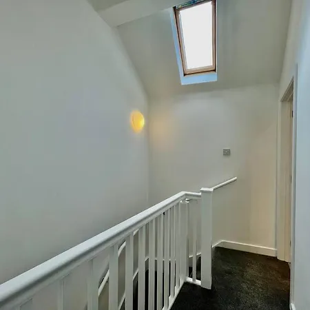 Stylish Cosy 2 Bed With Free Parking *
