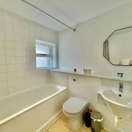 Stylish Cosy 2 Bed With Free Parking Holiday home Ilford