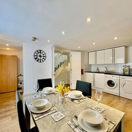 Stylish Cosy 2 Bed With Free Parking Holiday home