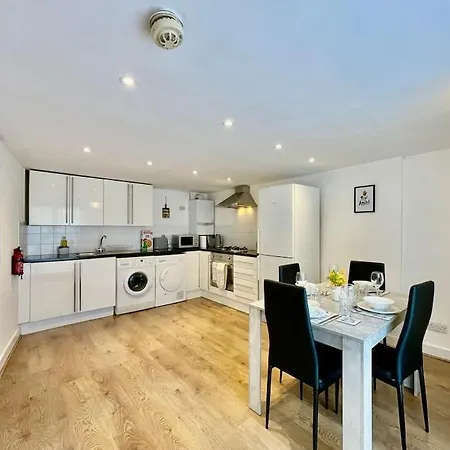 Stylish Cosy 2 Bed With Free Parking Holiday home *