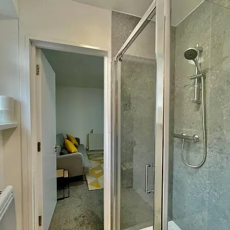 Stylish Cosy 2 Bed With Free Parking * Ilford