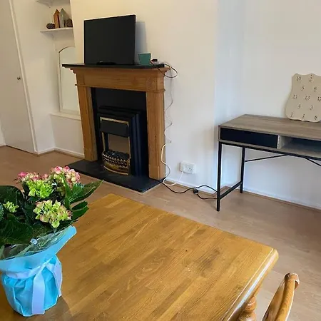 Entire Flat With A Big Living-room, Bedroom, Kitchen, And Bathroom Apartment London