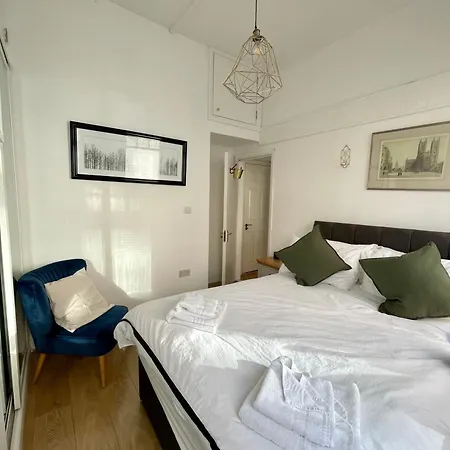 Modern Flat In Victorian West Kensington Mansion