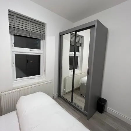 F4 Luxury One Bed With Parking Apartment Ilford