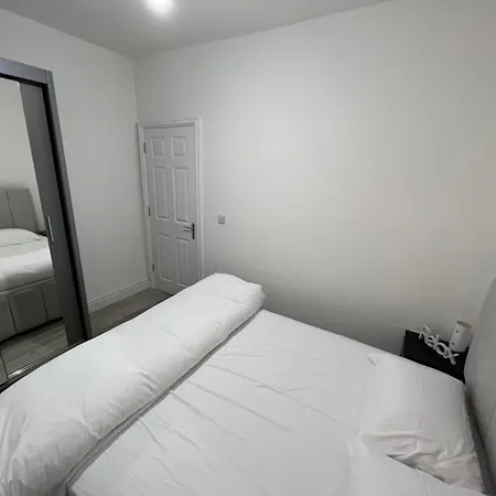 F4 Luxury One Bed With Parking Ilford
