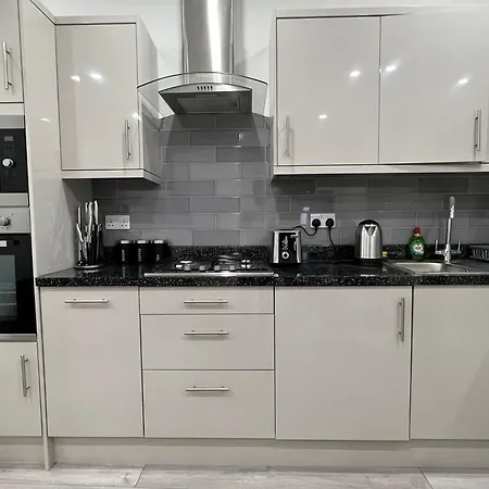 F4 Luxury One Bed With Parking Apartment