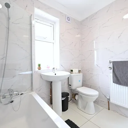 Spacious 5 Bedroom House Next To Tottenham Stadium Londres