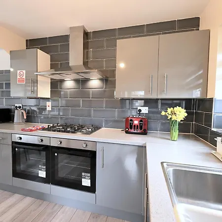 Spacious 5 Bedroom House Next To Tottenham Stadium
