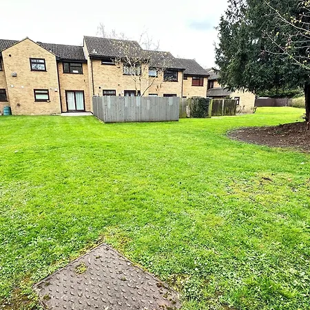 2 Bedroom Flat Or Near Heathrow With Garden Apartment *