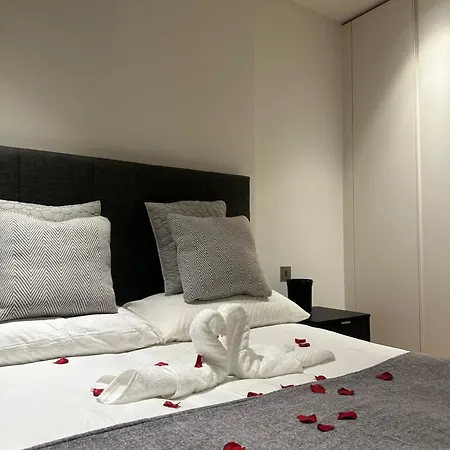 Luxury - 2 Minute Walk From The O2 Arena Apartment