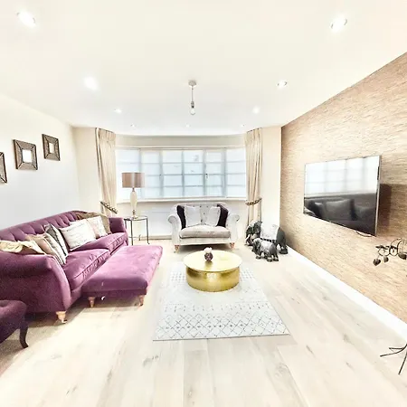 Holiday home Stonegrove Luxury House London Free Off Street Parking And Evc Port