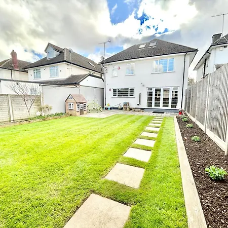 Holiday home Stonegrove Luxury House London Free Off Street Parking And Evc Port *