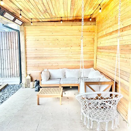 Stonegrove Luxury House London Free Off Street Parking And Evc Port Holiday home *