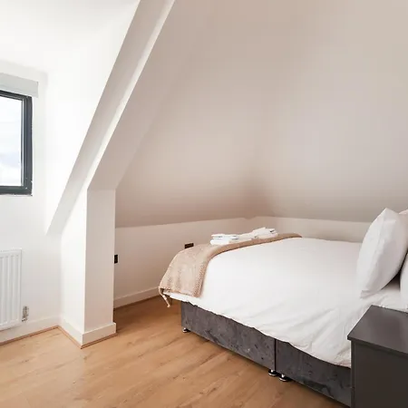Refined Living: Three Bedrooms Flat In Cr5 Coulsdon