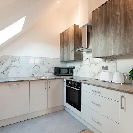 Refined Living: Three Bedrooms Flat In Cr5