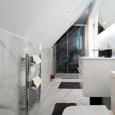 Refined Living: Three Bedrooms Flat In Cr5 Apartment *