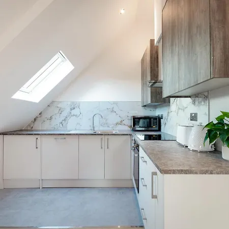 Refined Living: Three Bedrooms Flat In Cr5 * Coulsdon