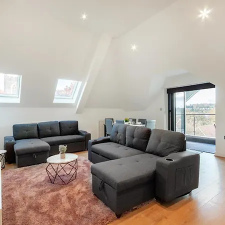 Refined Living: Three Bedrooms Flat In Cr5 * Coulsdon