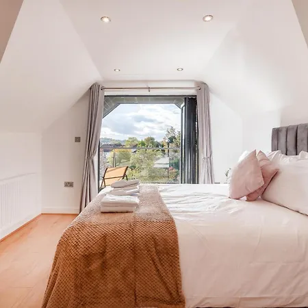 Refined Living: Three Bedrooms Flat In Cr5 Apartment *