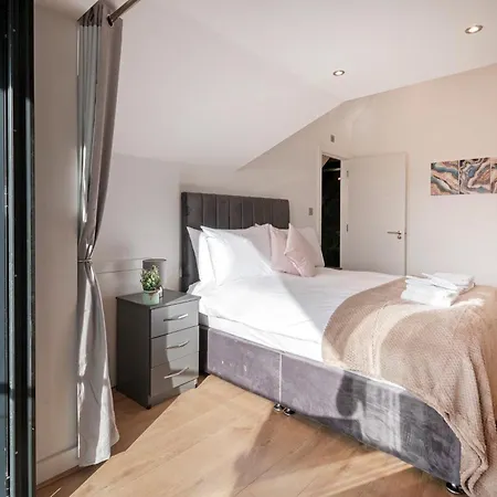 Apartment Refined Living: Three Bedrooms Flat In Cr5