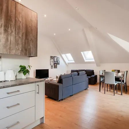 Refined Living: Three Bedrooms Flat In Cr5 Coulsdon