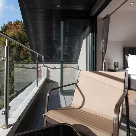 Refined Living: Three Bedrooms Flat In Cr5 Apartment