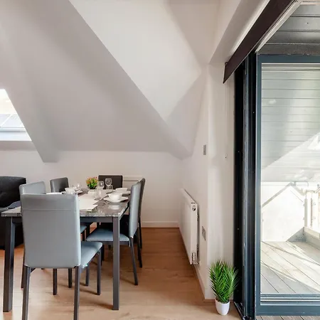 Refined Living: Three Bedrooms Flat In Cr5