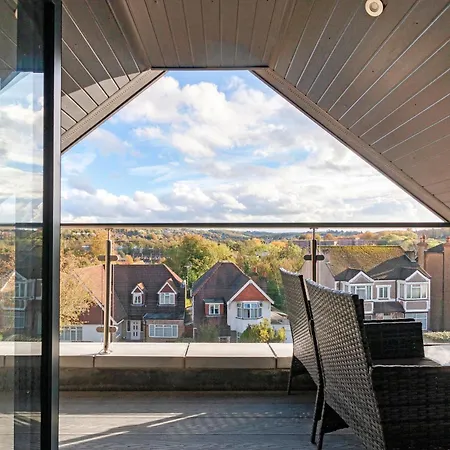 Apartment Refined Living: Three Bedrooms Flat In Cr5