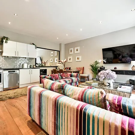 Magnificent 2 Bed Hyde Park Mews House