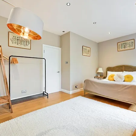 Magnificent 2 Bed Hyde Park Mews House London