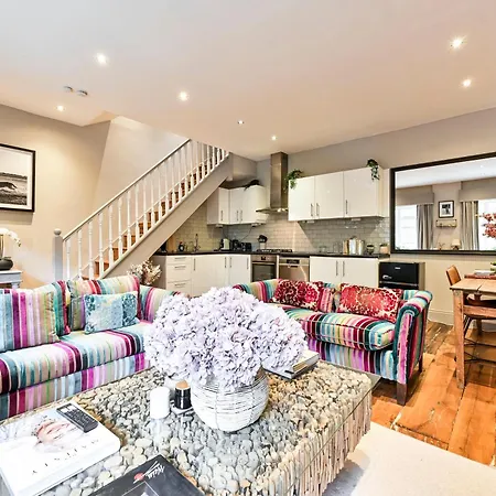 Magnificent 2 Bed Hyde Park Mews House Apartment
