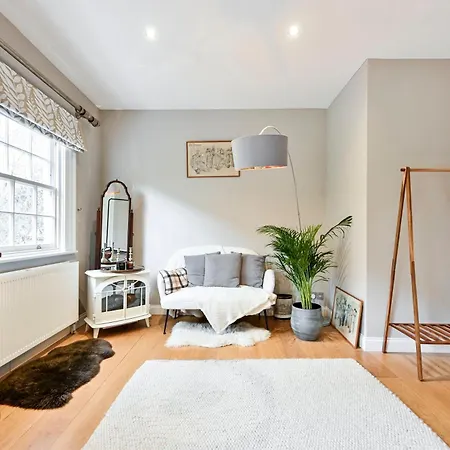 Magnificent 2 Bed Hyde Park Mews House London