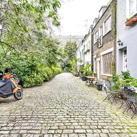 Magnificent 2 Bed Hyde Park Mews House London