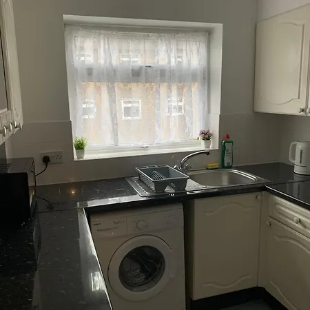 1 Bedroom Flat With Free Parking *