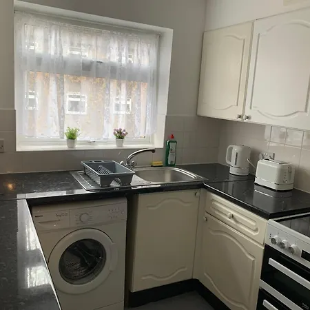 1 Bedroom Flat With Free Parking * Bromley