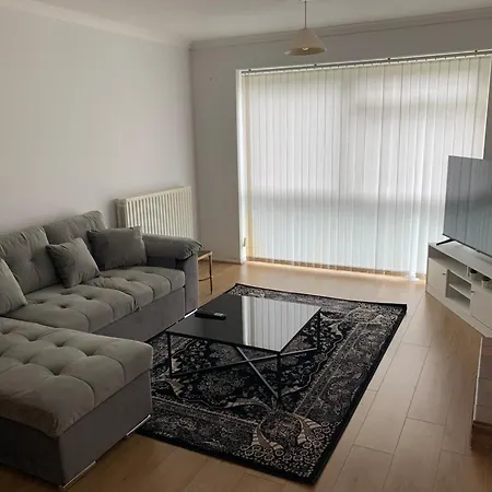 Apartment 1 Bedroom Flat With Free Parking *