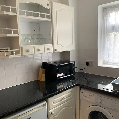 Apartment 1 Bedroom Flat With Free Parking *