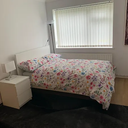 Apartment 1 Bedroom Flat With Free Parking *