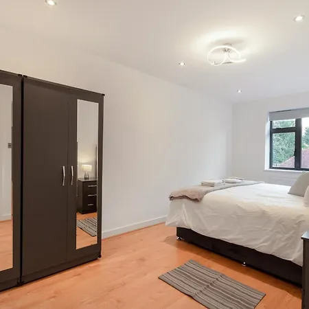Apartment Modern Comfort Two Bedrooms Flat, Cr5 Coulsdon
