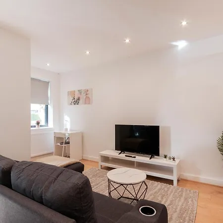 Modern Comfort Two Bedrooms Flat, Cr5 * Coulsdon